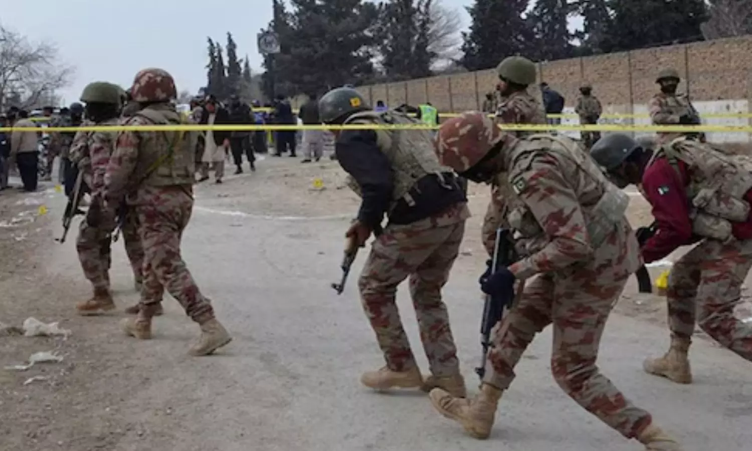 சோதனைச் சாவடியில் பயங்கரவாதிகள் தாக்குதல்.. 6 பாக். ராணுவ வீரர்கள் பலி சோதனைச் சாவடியில் பயங்கரவாதிகள் தாக்குதல்.. 6 பாக். ராணுவ வீரர்கள் பலி