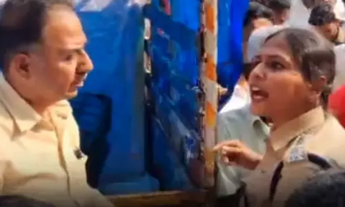 உங்களால் பலர் இறந்திருக்கிறார்கள்- பாஸ் இல்லாதவர்களை அனுப்பிய புஸ்ஸி ஆனந்தை எச்சரித்த பெண் போலீஸ் உங்களால் பலர் இறந்திருக்கிறார்கள்- பாஸ் இல்லாதவர்களை அனுப்பிய புஸ்ஸி ஆனந்தை எச்சரித்த பெண் போலீஸ்