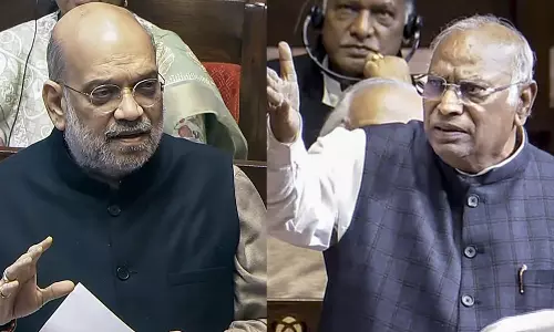 காங்கிரசார் வந்தே மாதரம் முழங்கி சிறை சென்றபோது நீங்கள் ஆங்கிலேயருக்கு வேலை செய்து கொண்டிருந்தீர்கள்  - கார்கே