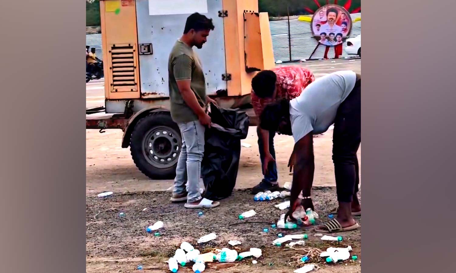 விஜய் பேசி முடித்து சென்றவுடன் பொதுக்கூட்ட திடலில் தூய்மை பணியில் ஈடுபட்ட த.வெ.க.வினர்