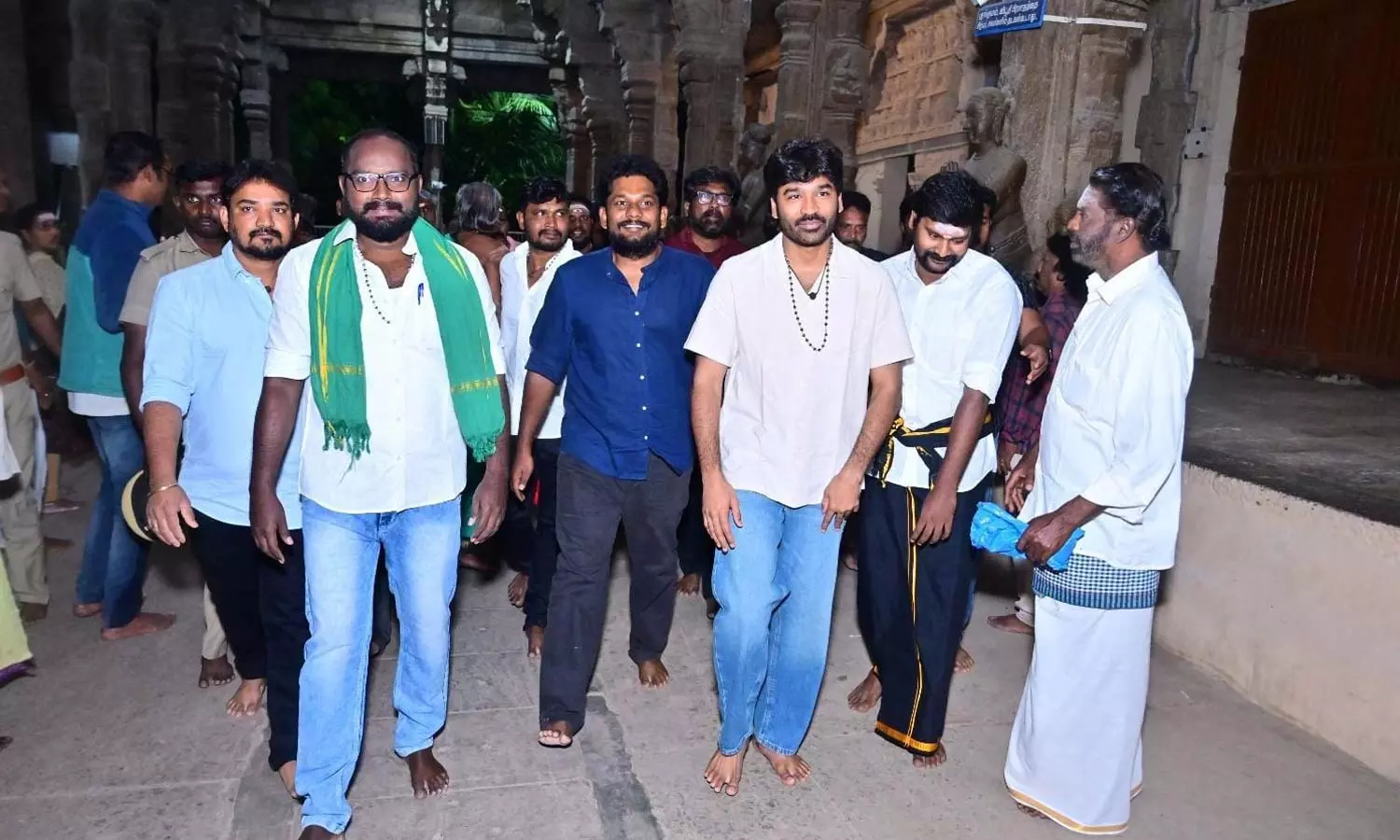 நெல்லையப்பர் கோவிலில் சாமி தரிசனம் செய்த நடிகர் தனுஷ்