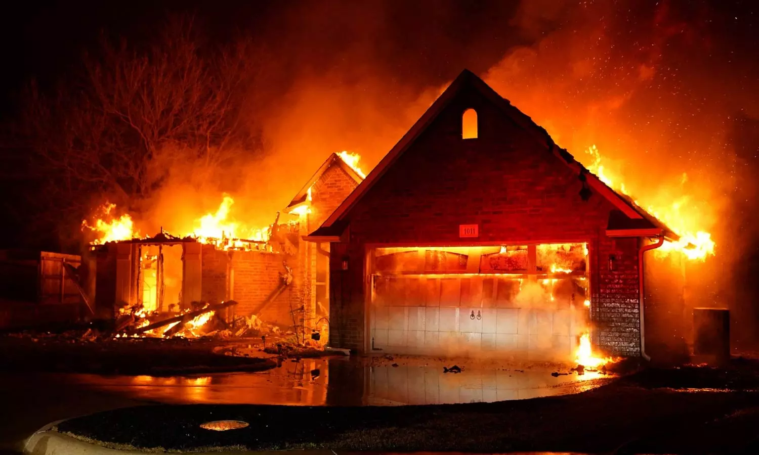 சீனாவில் சோகம்: குடியிருப்பு கட்டிடத்தில் ஏற்பட்ட தீ விபத்தில் 12 பேர் பலி சீனாவில் சோகம்: குடியிருப்பு கட்டிடத்தில் ஏற்பட்ட தீ விபத்தில் 12 பேர் பலி