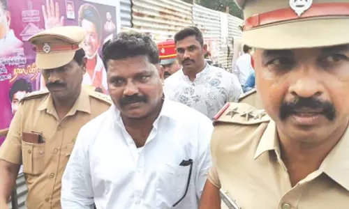 விஜய் பொதுக்கூட்டத்துக்கு துப்பாக்கியுடன் வந்த நபர் விடுவிப்பு விஜய் பொதுக்கூட்டத்துக்கு துப்பாக்கியுடன் வந்த நபர் விடுவிப்பு