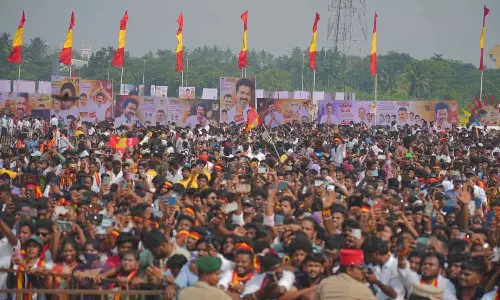 கூட்டம் சேர்க்க திணறும் அரசியல் கட்சிகளிடையே புதுச்சேரியிலும் சாதித்து காட்டிய த.வெ.க. கூட்டம் சேர்க்க திணறும் அரசியல் கட்சிகளிடையே புதுச்சேரியிலும் சாதித்து காட்டிய த.வெ.க.