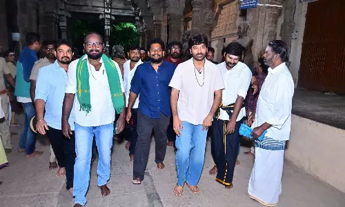 நெல்லையப்பர் கோவிலில் சாமி தரிசனம் செய்த நடிகர் தனுஷ்