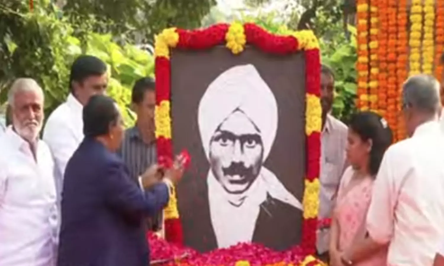 மகாகவி பாரதியாரின் 144-வது பிறந்தநாள் - அமைச்சர்கள் மலர்தூவி மரியாதை மகாகவி பாரதியாரின் 144-வது பிறந்தநாள் - அமைச்சர்கள் மலர்தூவி மரியாதை