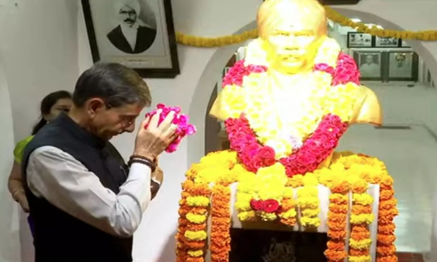 மகாகவி பாரதியாரின் 144-வது பிறந்தநாள்: ஆளுநர் ஆர்.என்.ரவி அஞ்சலி மகாகவி பாரதியாரின் 144-வது பிறந்தநாள்: ஆளுநர் ஆர்.என்.ரவி அஞ்சலி