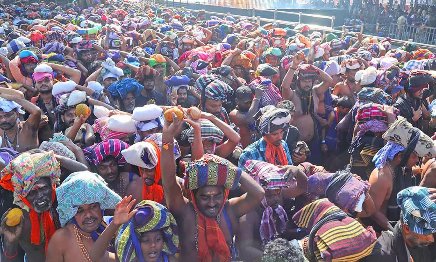 பக்தர்கள் கூட்டம் அலைமோதல்- சபரிமலையில் நடை திறந்திருக்கும் நேரம் அதிகரிப்பு பக்தர்கள் கூட்டம் அலைமோதல்- சபரிமலையில் நடை திறந்திருக்கும் நேரம் அதிகரிப்பு