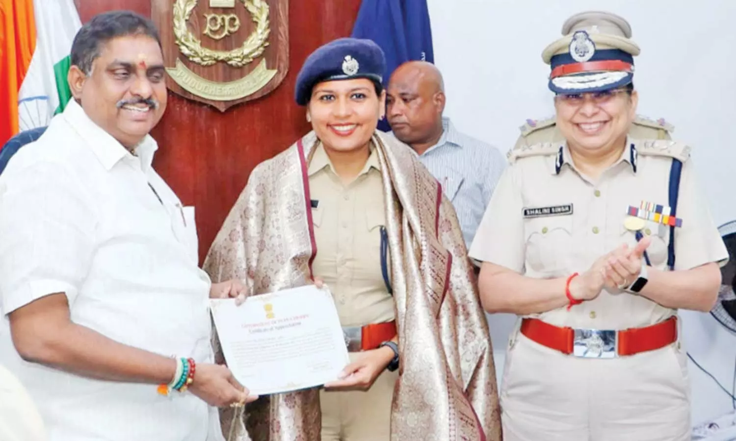 த.வெ.க. நிர்வாகிகளை அலறவிட்ட பெண் போலீஸ் அதிகாரி... பாராட்டி தள்ளிய பா.ஜ.க. அமைச்சர் த.வெ.க. நிர்வாகிகளை அலறவிட்ட பெண் போலீஸ் அதிகாரி... பாராட்டி தள்ளிய பா.ஜ.க. அமைச்சர்