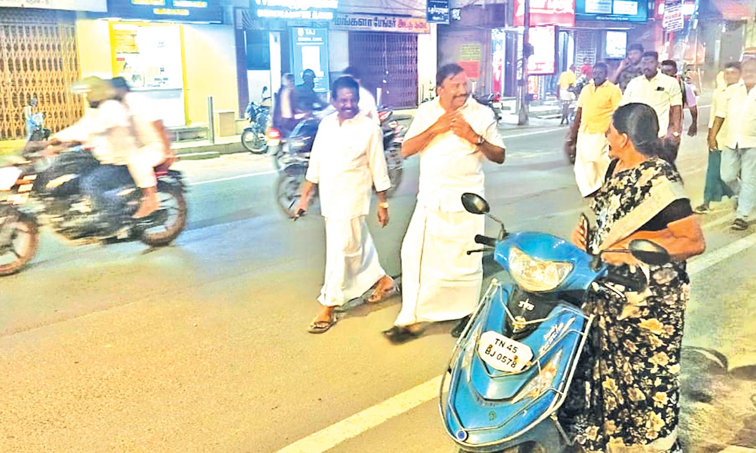 பிரசாரத்துக்கு முன்னோட்டம்... இரவில்  2 கி.மீ. தூரம் நகர்வலம் வந்த அமைச்சர் கே.என்.நேரு