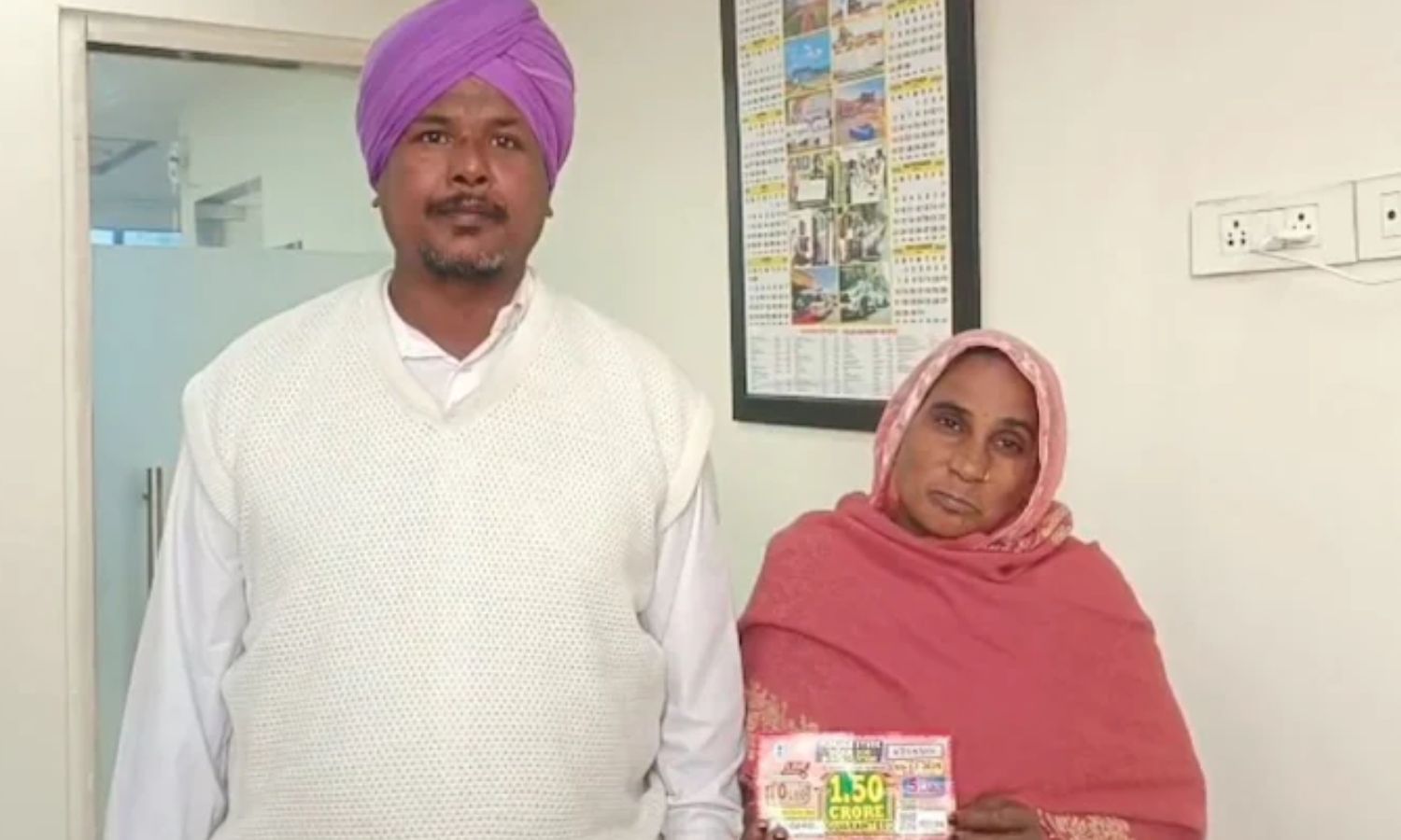 ரூ.200-க்கு வாங்கிய லாட்டரியில் அடித்த ரூ.1.25 கோடி பரிசு.. வீட்டை பூட்டிவிட்டு தலைமறைவான தம்பதி!