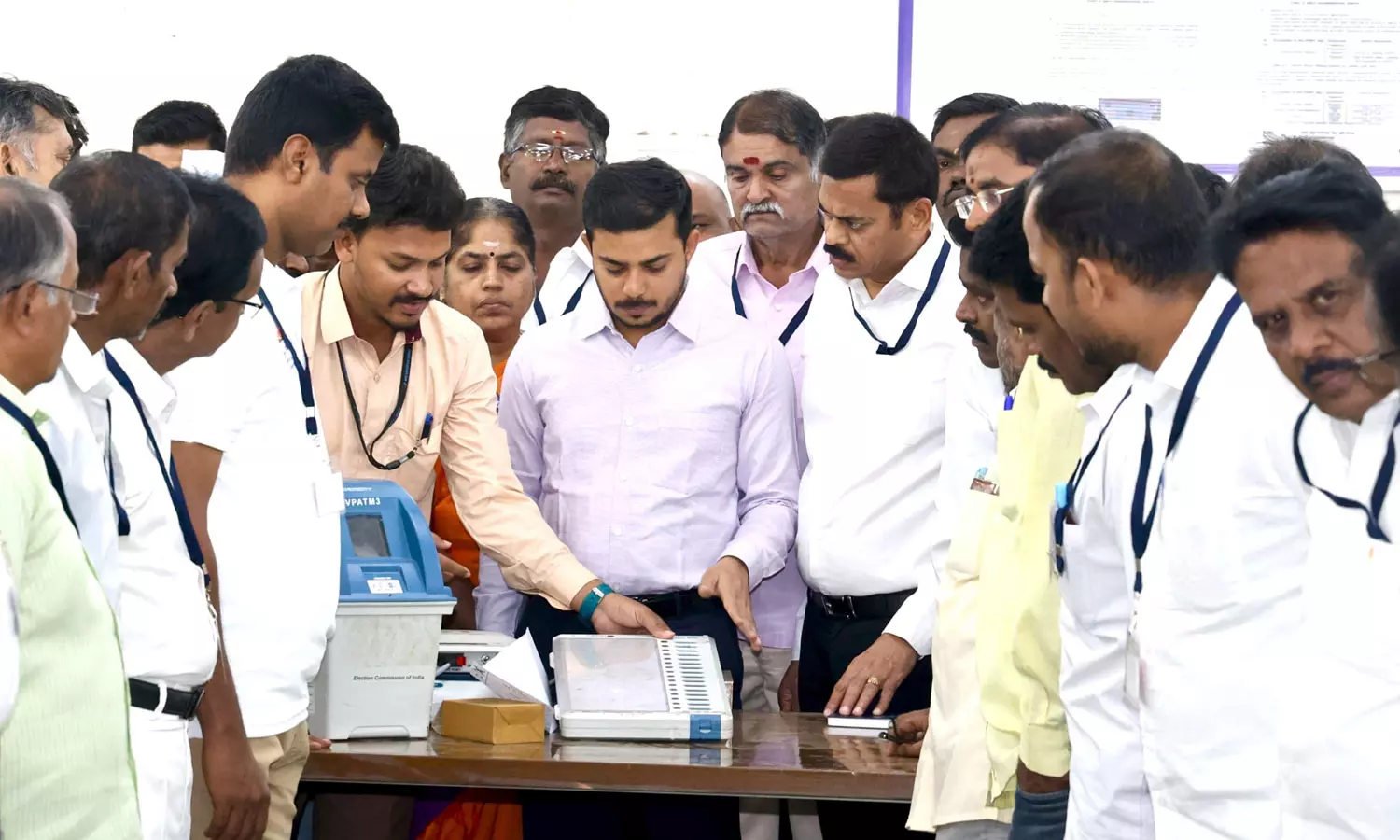 கோவையில் இன்று மின்னணு வாக்குப்பதிவு எந்திரங்களை சரிபார்க்கும் பணி - கலெக்டர் பார்வையிட்டார் கோவையில் இன்று மின்னணு வாக்குப்பதிவு எந்திரங்களை சரிபார்க்கும் பணி - கலெக்டர் பார்வையிட்டார்