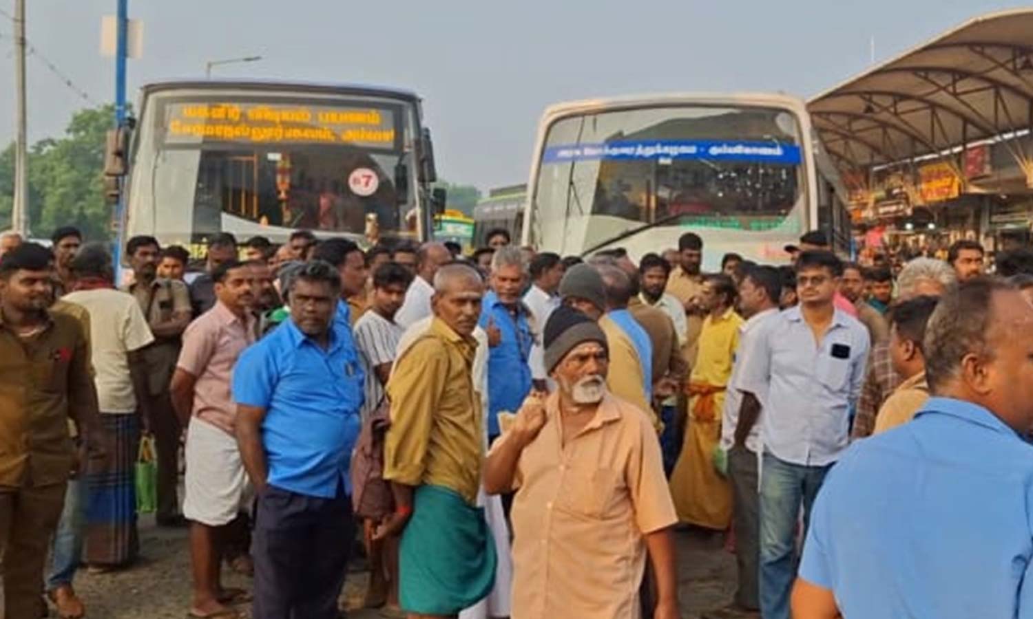 தனியார் மினி பஸ்சை சிறைப்பிடித்த அரசு பஸ் டிரைவர், கண்டக்டர்- தஞ்சை பழைய பஸ் நிலையத்தில் பரபரப்பு