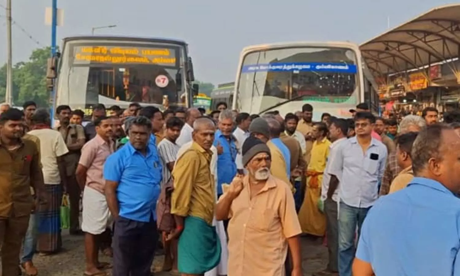 தனியார் மினி பஸ்சை சிறைப்பிடித்த அரசு பஸ் டிரைவர், கண்டக்டர்- தஞ்சை பழைய பஸ் நிலையத்தில் பரபரப்பு தனியார் மினி பஸ்சை சிறைப்பிடித்த அரசு பஸ் டிரைவர், கண்டக்டர்- தஞ்சை பழைய பஸ் நிலையத்தில் பரபரப்பு