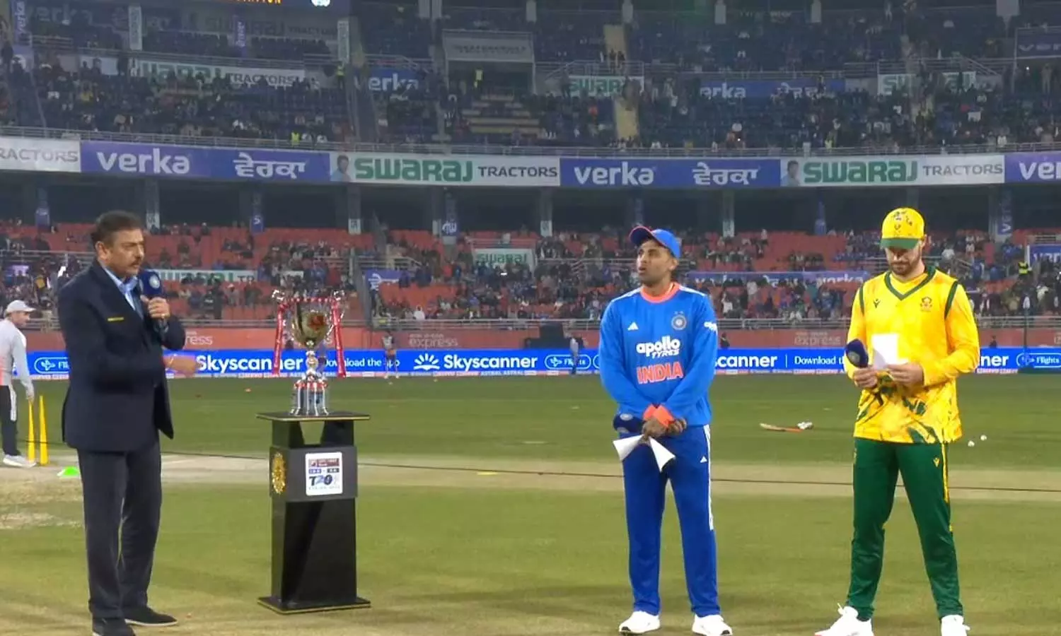 SA-க்கு எதிரான 2வது டி20 போட்டி: இந்தியா பந்து வீச்சு தேர்வு SA-க்கு எதிரான 2வது டி20 போட்டி: இந்தியா பந்து வீச்சு தேர்வு