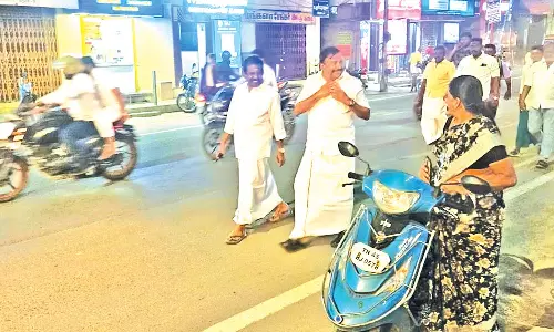 பிரசாரத்துக்கு முன்னோட்டம்... இரவில்  2 கி.மீ. தூரம் நகர்வலம் வந்த அமைச்சர் கே.என்.நேரு