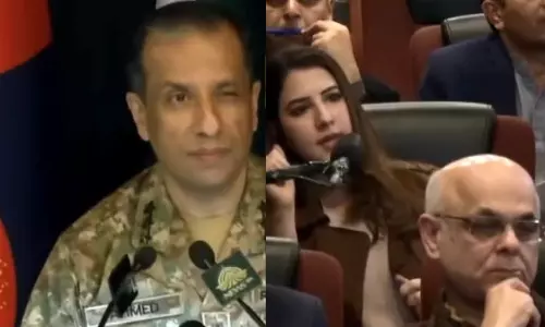 செய்தியாளர் சந்திப்பில் பெண் பத்திரிகையாளரை பார்த்து கண் அடித்த பாகிஸ்தான் ராணுவ ஜெனரல் - வீடியோ வைரல் செய்தியாளர் சந்திப்பில் பெண் பத்திரிகையாளரை பார்த்து கண் அடித்த பாகிஸ்தான் ராணுவ ஜெனரல் - வீடியோ வைரல்