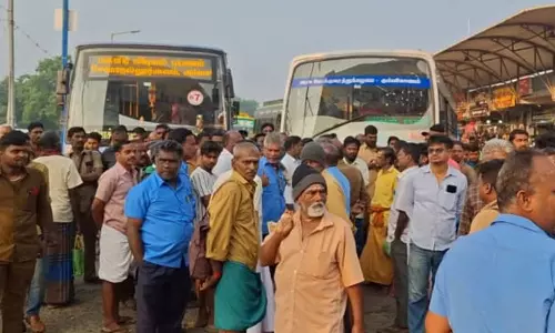 தனியார் மினி பஸ்சை சிறைப்பிடித்த அரசு பஸ் டிரைவர், கண்டக்டர்- தஞ்சை பழைய பஸ் நிலையத்தில் பரபரப்பு