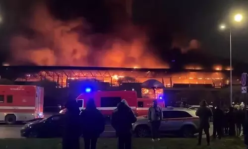 ரஷிய மார்க்கெட்டில் பயங்கர தீ விபத்து