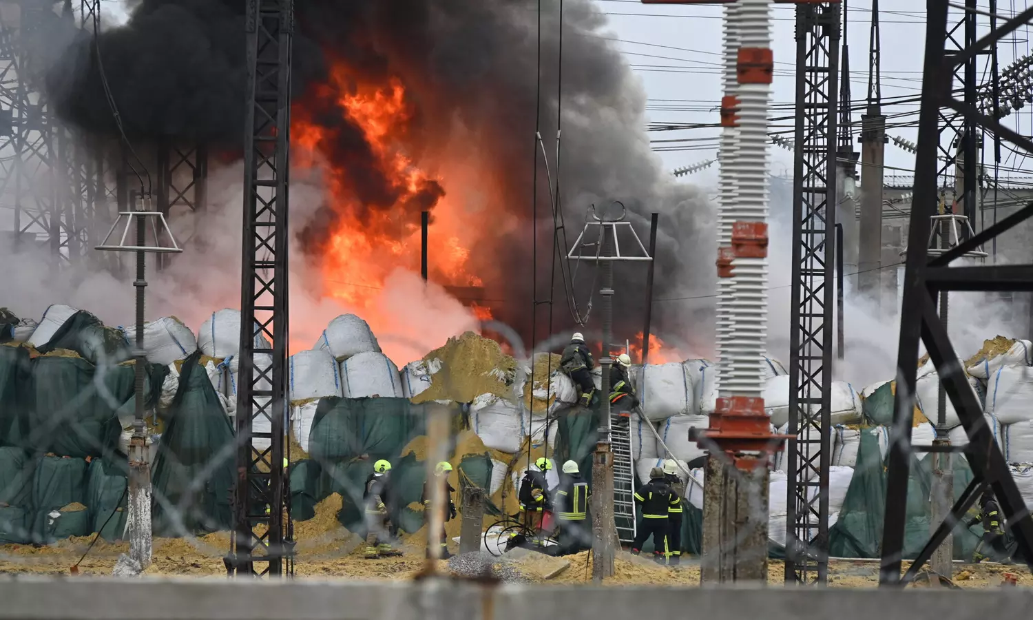 உக்ரைன் எரிபொருள் நிலையங்களில் தாக்குதல்- 90,000 பேர் மின்சாரமின்றி தவிப்பு உக்ரைன் எரிபொருள் நிலையங்களில் தாக்குதல்- 90,000 பேர் மின்சாரமின்றி தவிப்பு