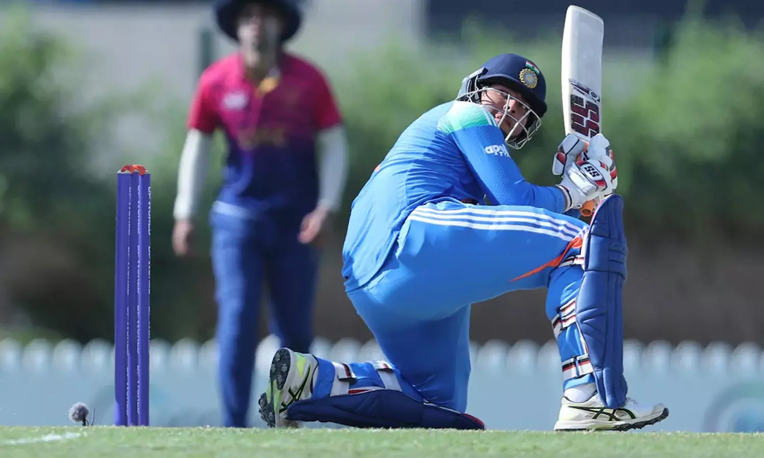 ஜூனியர் ஆசிய கோப்பை: 14 சிக்சர் விளாசி சாதனை படைத்த சூர்யவன்ஷி ஜூனியர் ஆசிய கோப்பை: 14 சிக்சர் விளாசி சாதனை படைத்த சூர்யவன்ஷி