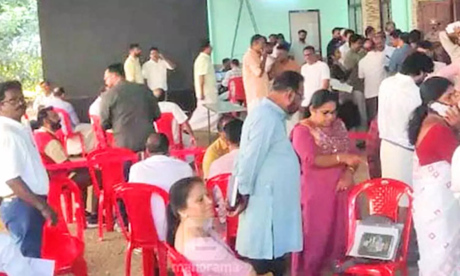 வாக்கு எண்ணக்கை மையம் முன்பு அரசியல் கட்சியினர் திரண்டிருந்ததை படத்தில் காணலாம்.