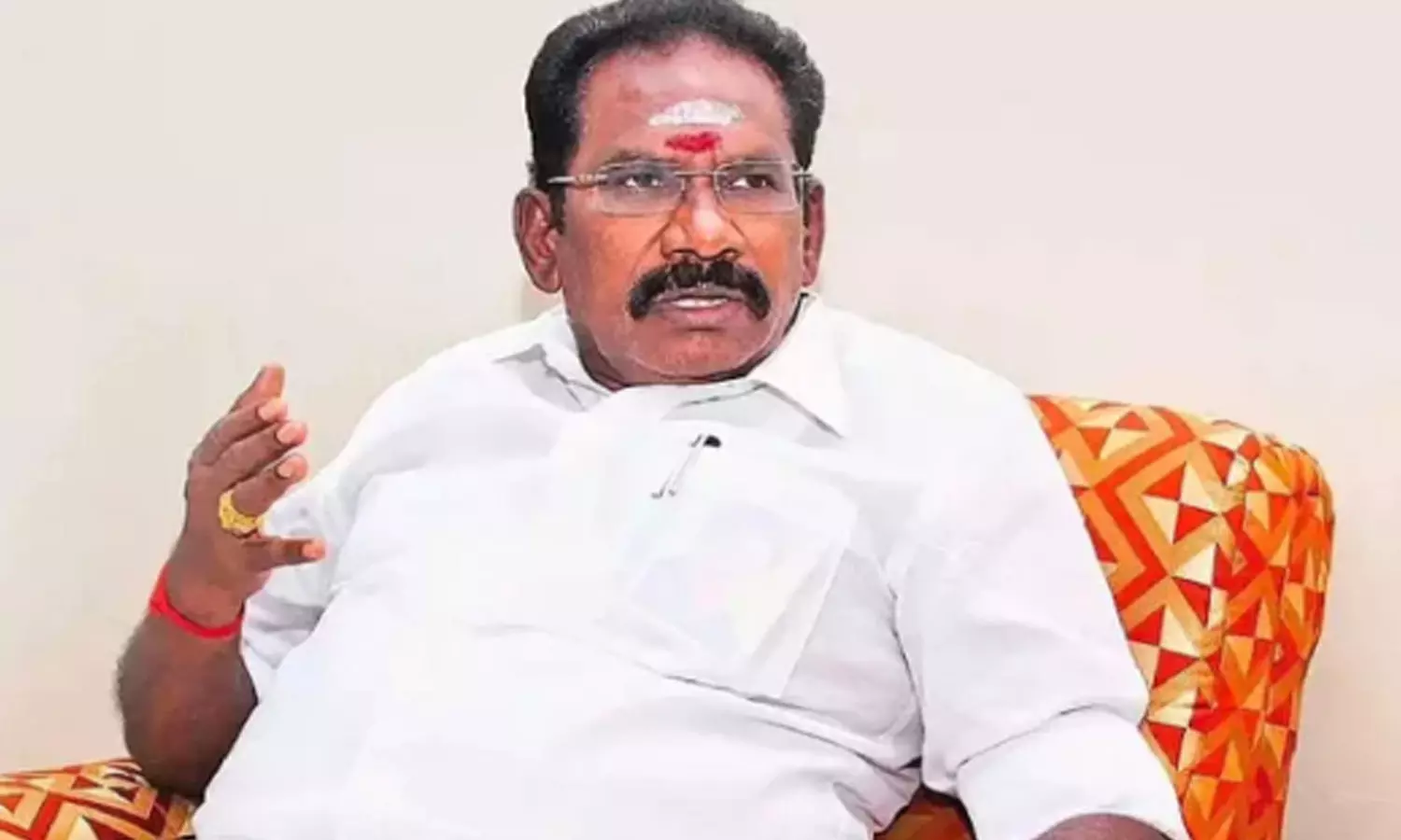 தங்கத்தை அள்ளி கொடுத்தாலும் சட்டமன்றத் தேர்தலில் தி.மு.க.வுக்கு மக்கள் வாக்களிக்க மாட்டார்கள்- செல்லூர் ராஜூ தங்கத்தை அள்ளி கொடுத்தாலும் சட்டமன்றத் தேர்தலில் தி.மு.க.வுக்கு மக்கள் வாக்களிக்க மாட்டார்கள்- செல்லூர் ராஜூ