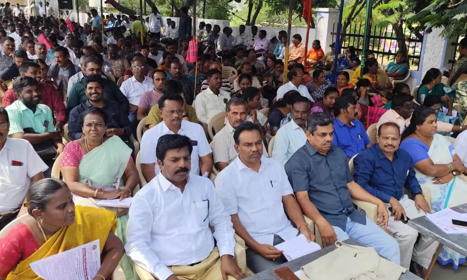 திருப்பூரில் ஜாக்டோ ஜியோ அமைப்பினர் உண்ணாவிரதம்- ஏராளமான அரசு ஊழியர்கள் பங்கேற்பு திருப்பூரில் ஜாக்டோ ஜியோ அமைப்பினர் உண்ணாவிரதம்- ஏராளமான அரசு ஊழியர்கள் பங்கேற்பு