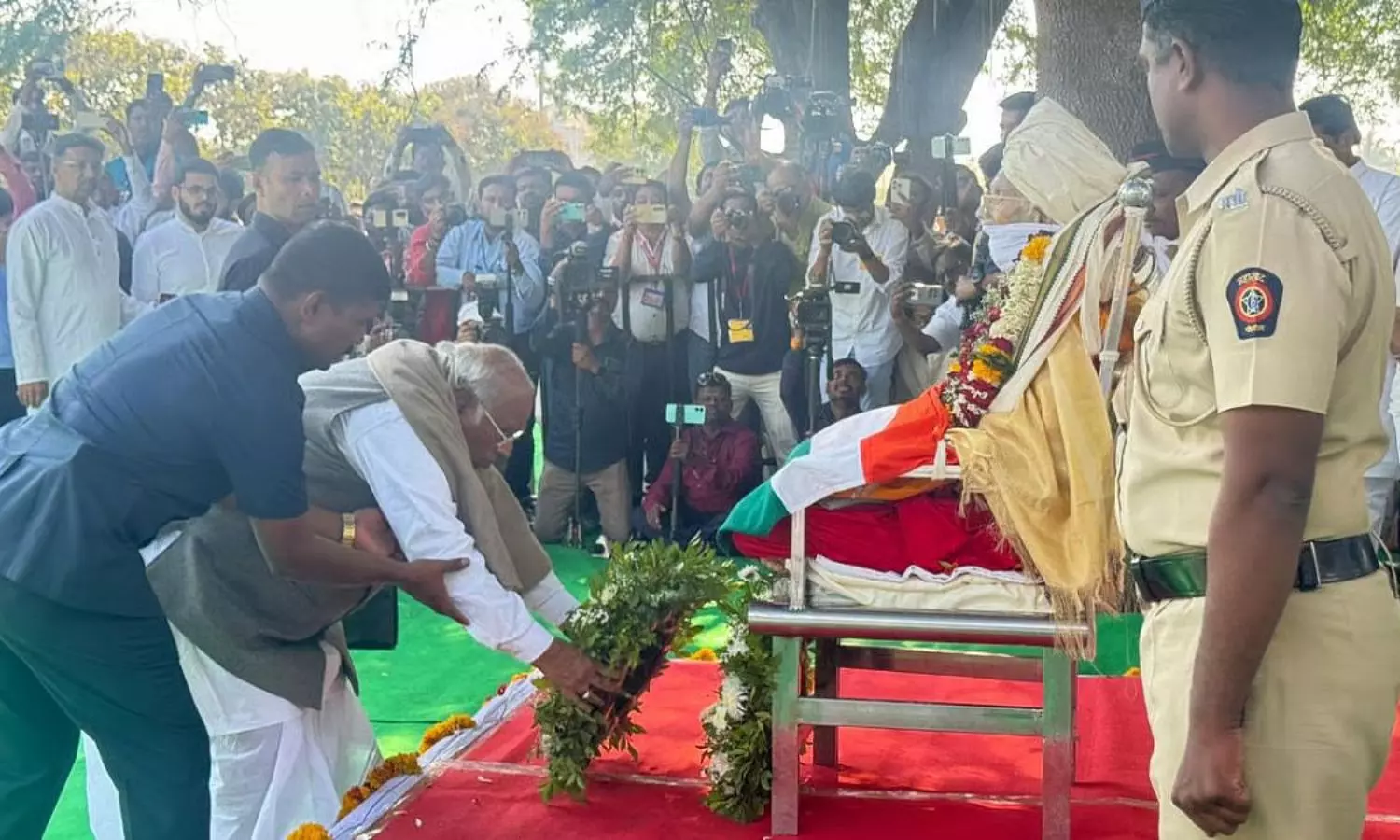 முன்னாள் மத்திய உள்துறை அமைச்சர் சிவராஜ் பாட்டீல் உடல் நல்லடக்கம் - கார்கே நேரில் அஞ்சலி முன்னாள் மத்திய உள்துறை அமைச்சர் சிவராஜ் பாட்டீல் உடல் நல்லடக்கம் - கார்கே நேரில் அஞ்சலி