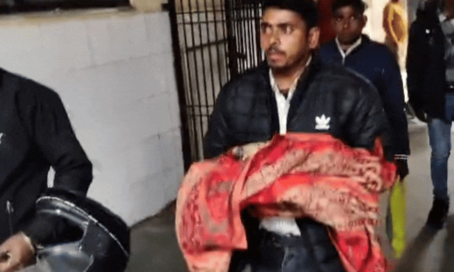 மருத்துவமனைக்கு செல்லும் வழியில் ஆம்புலன்ஸில் உள்ள சிலிண்டரில் ஆக்சிஜன் தீர்ந்ததால் பச்சிளம் குழந்தை பலி