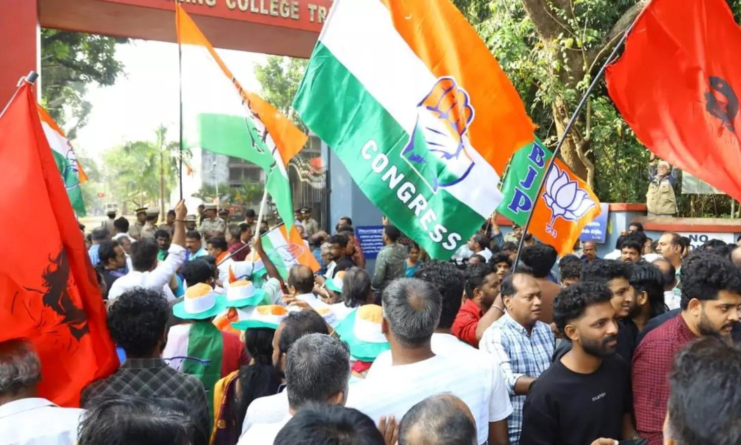 கேரள உள்ளாட்சி தேர்தல்: அதிக இடங்களில் காங்கிரஸ் கூட்டணி வெற்றி.. ஆளும் இடதுசாரி கூட்டணிக்கு பின்னடைவு கேரள உள்ளாட்சி தேர்தல்: அதிக இடங்களில் காங்கிரஸ் கூட்டணி வெற்றி.. ஆளும் இடதுசாரி கூட்டணிக்கு பின்னடைவு