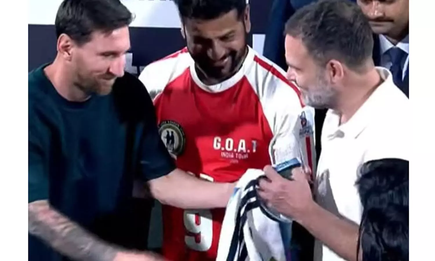 ராகுல் காந்திக்கு ஜெர்சியை பரிசாக வழங்கிய மெஸ்ஸி ராகுல் காந்திக்கு ஜெர்சியை பரிசாக வழங்கிய மெஸ்ஸி