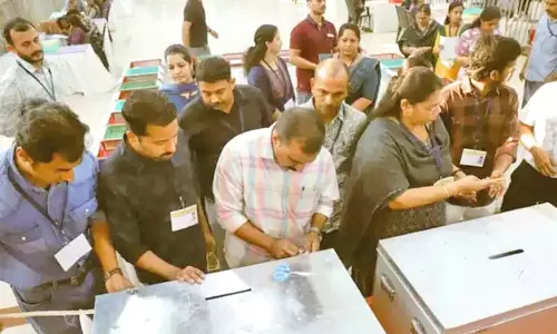 கேரளாவில் உள்ளாட்சி தேர்தல் வாக்கு எண்ணிக்கை: மாநகராட்சி-நகராட்சிகளில் காங்கிரஸ் கூட்டணி முன்னிலை கேரளாவில் உள்ளாட்சி தேர்தல் வாக்கு எண்ணிக்கை: மாநகராட்சி-நகராட்சிகளில் காங்கிரஸ் கூட்டணி முன்னிலை