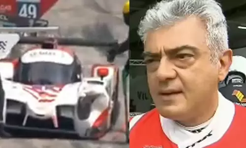 VIDEO: மலேசியாவில் நடைபெற்ற ரேஸில் பழுதாகி நின்ற கார் - தன்னம்பிக்கையுடன் பேசிய அஜித் VIDEO: மலேசியாவில் நடைபெற்ற ரேஸில் பழுதாகி நின்ற கார் - தன்னம்பிக்கையுடன் பேசிய அஜித்