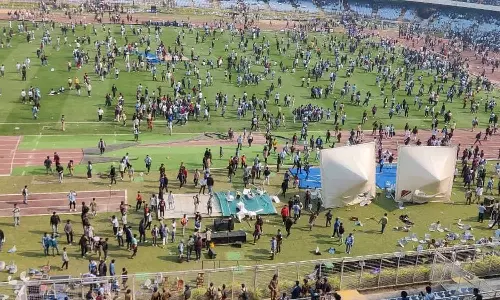 VIDEO: வன்முறையில் ஈடுபட்ட மெஸ்ஸி ரசிகர்கள் மீது போலீஸ் தடியடி VIDEO: வன்முறையில் ஈடுபட்ட மெஸ்ஸி ரசிகர்கள் மீது போலீஸ் தடியடி