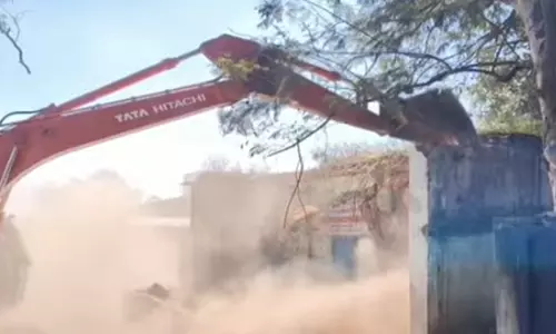 ஓசூரில் கட்டிடங்களை இடிக்கும்போது சுவர் சரிந்து விழுந்து தொழிலாளி பலி