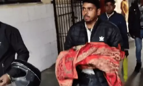 மருத்துவமனைக்கு செல்லும் வழியில் ஆம்புலன்ஸில் உள்ள சிலிண்டரில் ஆக்சிஜன் தீர்ந்ததால் பச்சிளம் குழந்தை பலி