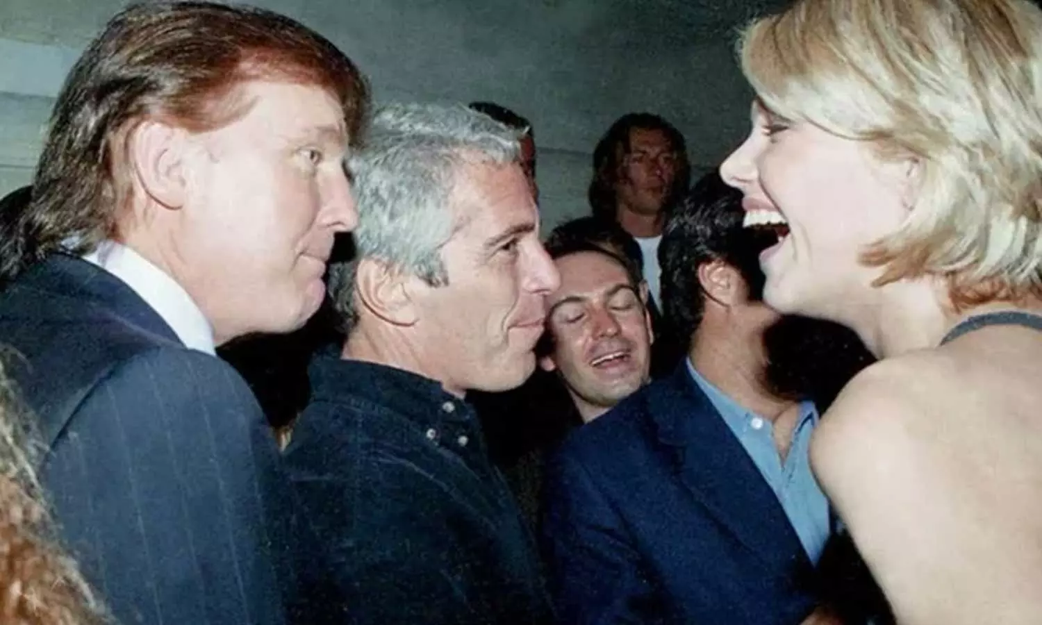 பாலியல் குற்றவாளி எப்ஸ்டீன் எஸ்டேட்டில் பல பெண்களுடன் டிரம்ப் நிற்கும் சர்ச்சை புகைப்படம் வைரல் பாலியல் குற்றவாளி எப்ஸ்டீன் எஸ்டேட்டில் பல பெண்களுடன் டிரம்ப் நிற்கும் சர்ச்சை புகைப்படம் வைரல்