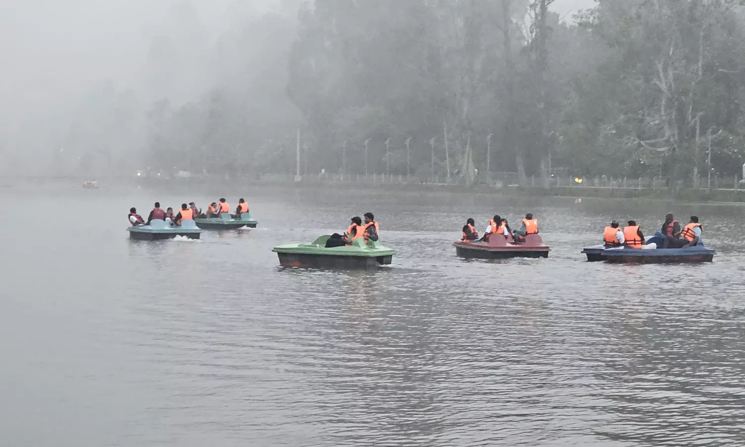 கொடைக்கானலில் கடும் குளிரிலும் சுற்றுலாப் பயணிகள் உற்சாக படகு சவாரி கொடைக்கானலில் கடும் குளிரிலும் சுற்றுலாப் பயணிகள் உற்சாக படகு சவாரி