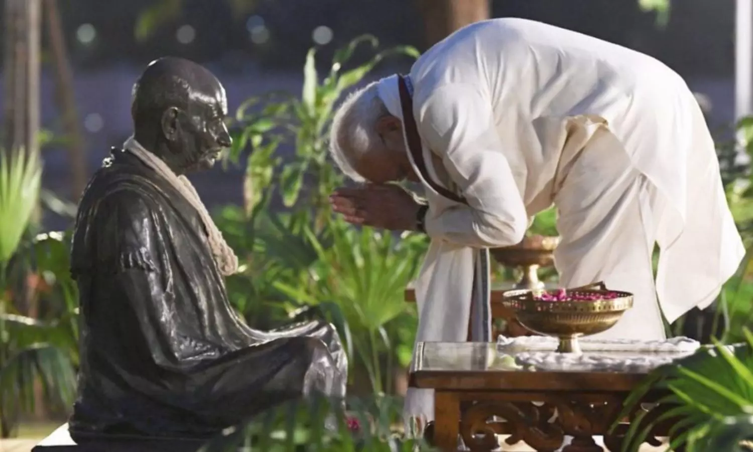 மகாத்மா காந்தியின் பெயரை அழிக்கத் துடிக்கும் மோடி.. MGNREGA பெயர் மாற்றத்திற்கு காங்கிரஸ் கடும் எதிர்ப்பு மகாத்மா காந்தியின் பெயரை அழிக்கத் துடிக்கும் மோடி.. MGNREGA பெயர் மாற்றத்திற்கு காங்கிரஸ் கடும் எதிர்ப்பு