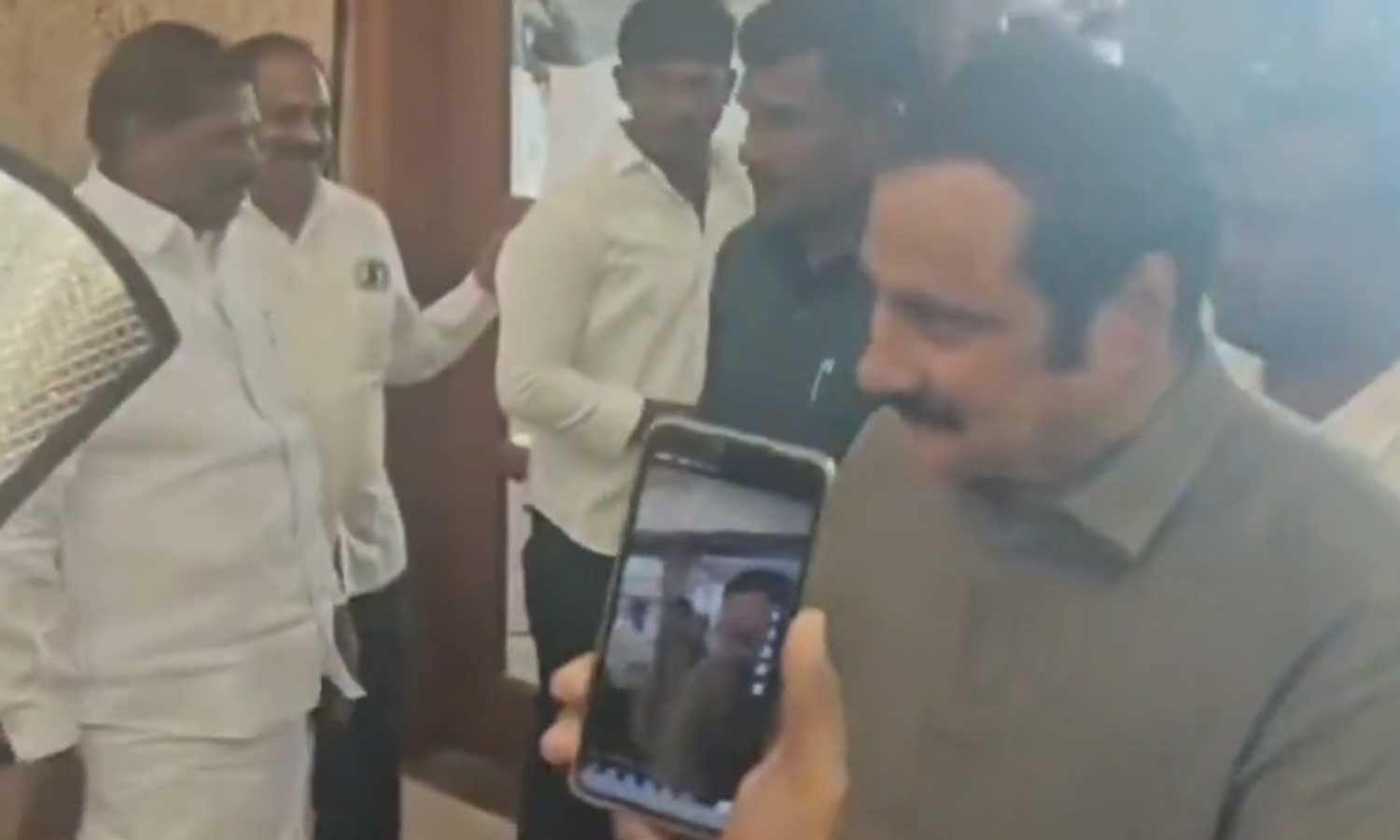 திருமண விழாவில் நேருக்கு நேர் சந்தித்து வணக்கம் வைத்துக்கொண்ட அன்புமணி - ஜி.கே.மணி