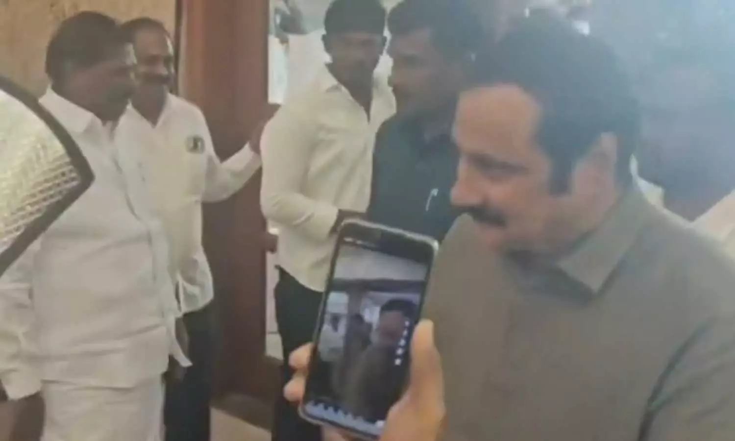 திருமண விழாவில் நேருக்கு நேர் சந்தித்து வணக்கம் வைத்துக்கொண்ட அன்புமணி - ஜி.கே.மணி திருமண விழாவில் நேருக்கு நேர் சந்தித்து வணக்கம் வைத்துக்கொண்ட அன்புமணி - ஜி.கே.மணி