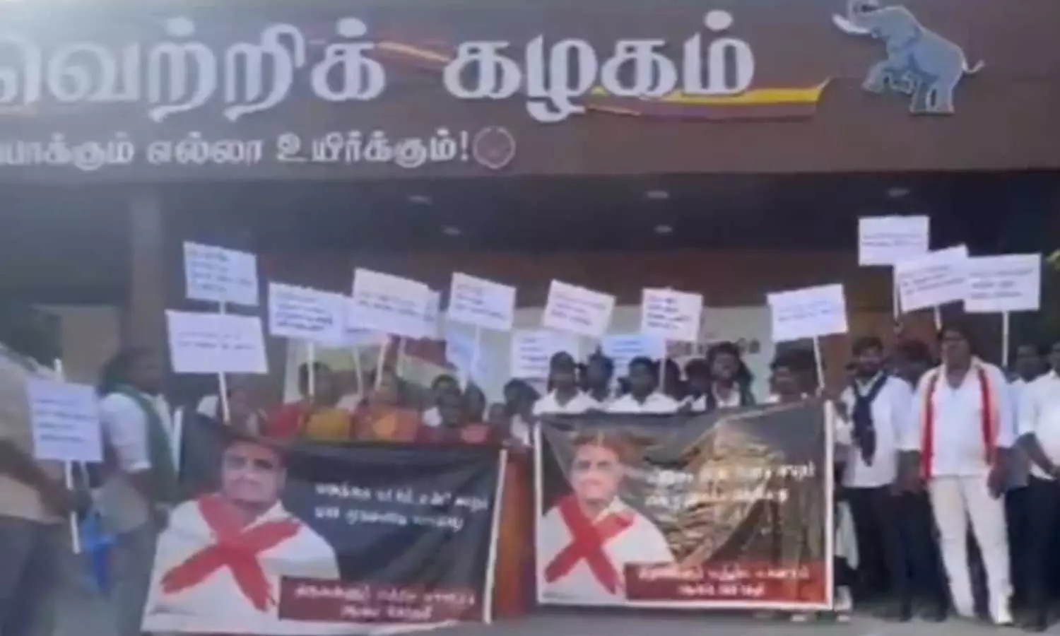 பனையூர் தவெக தலைமை அலுவலகத்தில் போராட்டம் நடத்திய தொண்டர்கள்! பனையூர் தவெக தலைமை அலுவலகத்தில் போராட்டம் நடத்திய தொண்டர்கள்!