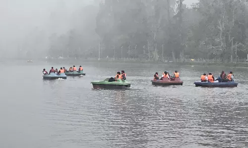 கொடைக்கானலில் கடும் குளிரிலும் சுற்றுலாப் பயணிகள் உற்சாக படகு சவாரி