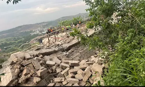 தென் ஆப்பிரிக்காவில் கோவில் இடிந்து விழுந்ததில் இந்திய வம்சாவளியை சேர்ந்த ஒருவர் உட்பட 4 பேர் பலி