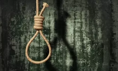 வாடகை கொடுக்க முடியாததால் வீட்டை காலி செய்யும் நிலை.. 2 மகன்களுடன் தூக்கில் தொங்கிய தாய் வாடகை கொடுக்க முடியாததால் வீட்டை காலி செய்யும் நிலை.. 2 மகன்களுடன் தூக்கில் தொங்கிய தாய்