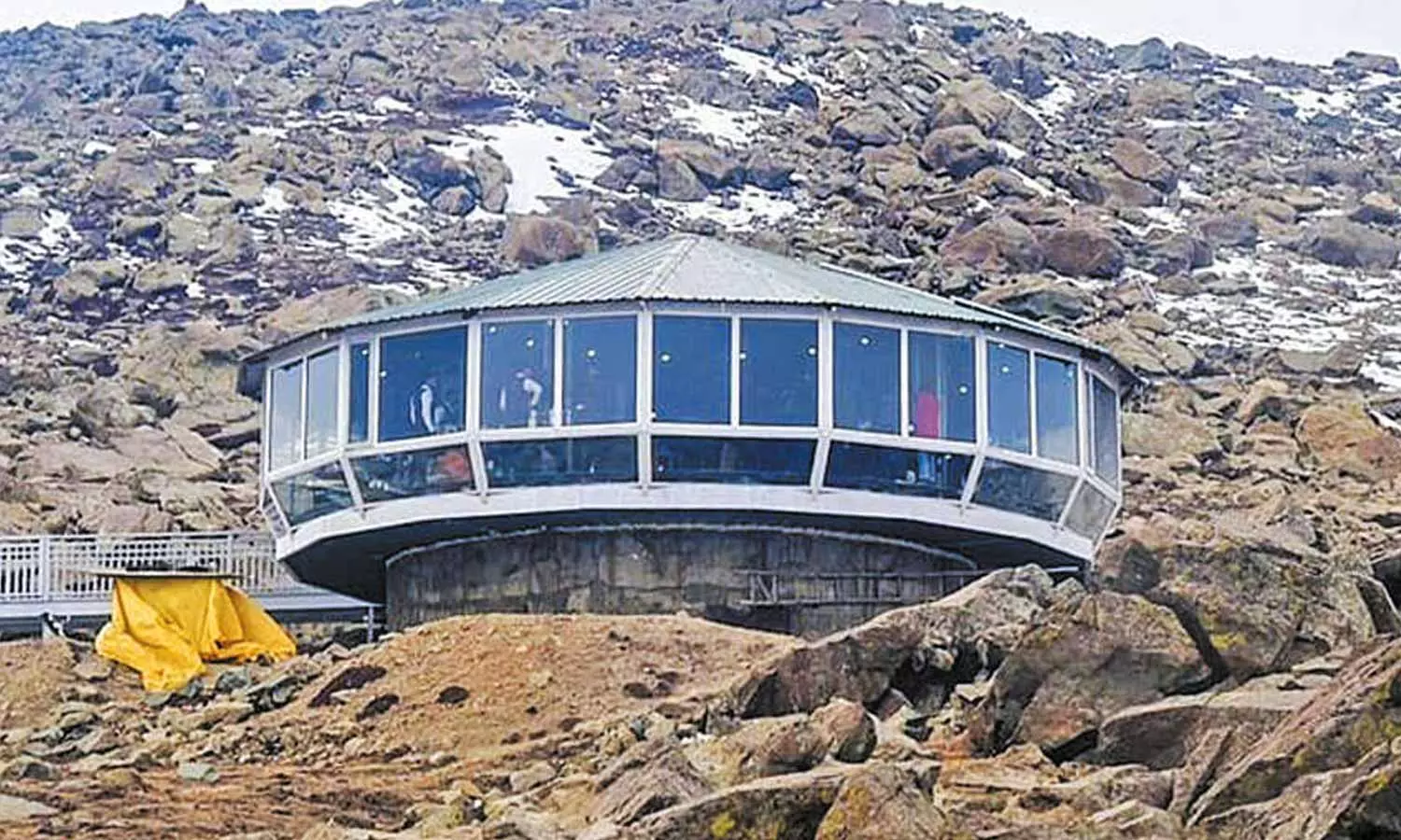 14 ஆயிரம் அடி உயர பனிமலையில் மேக கூட்டங்களுக்கு நடுவே சுழலும் ஓட்டல் 14 ஆயிரம் அடி உயர பனிமலையில் மேக கூட்டங்களுக்கு நடுவே சுழலும் ஓட்டல்