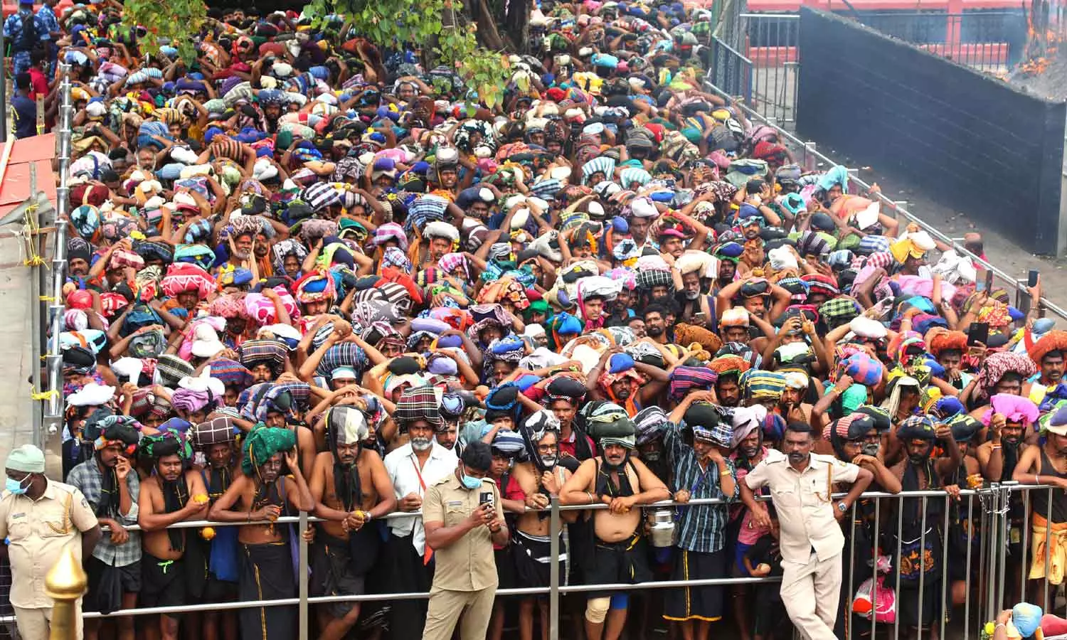 சபரிமலையில் இதுவரை 25 லட்சம் பக்தர்கள் தரிசனம்- திருவிதாங்கூர் தேவஸ்தானம் தகவல் சபரிமலையில் இதுவரை 25 லட்சம் பக்தர்கள் தரிசனம்- திருவிதாங்கூர் தேவஸ்தானம் தகவல்