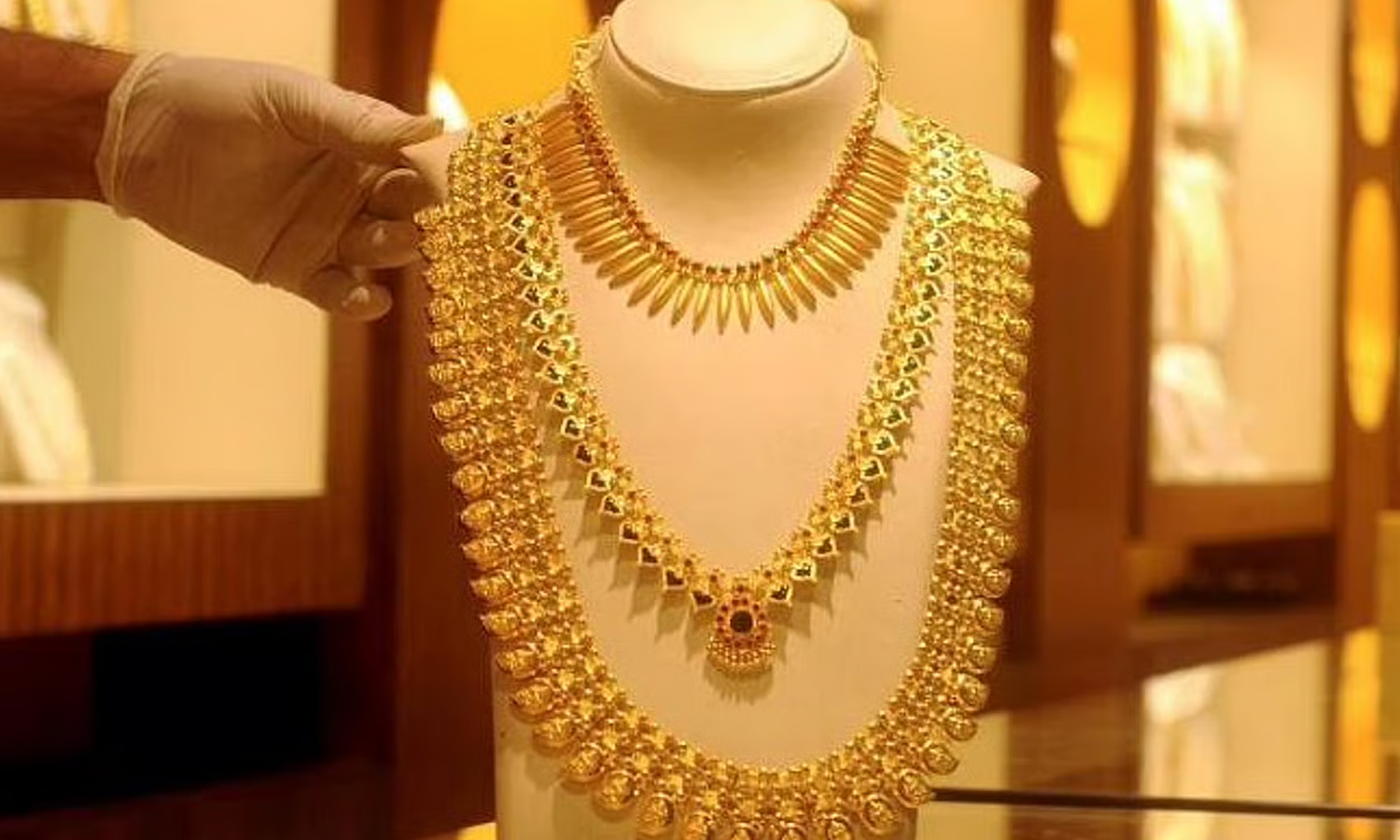 GOLD PRICE TODAY: வரலாற்றில் முதன்முறையாக ரூ.1 லட்சத்தை தாண்டிய தங்கம் விலை