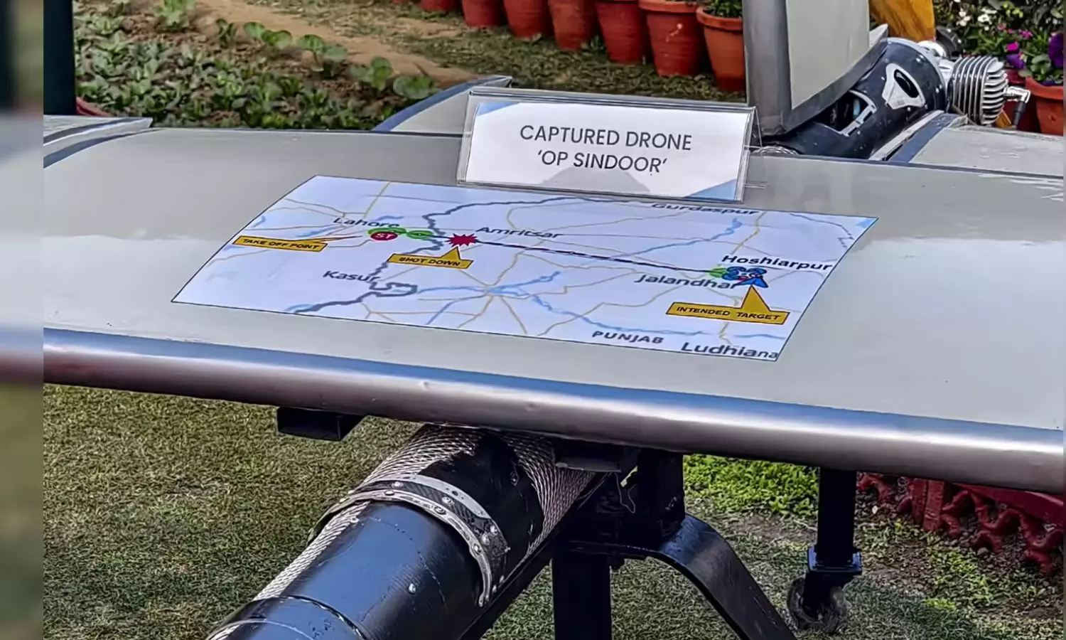 ஆபரேஷன் சிந்தூரில் சுட்டுவீழ்த்தப்பட்ட பாகிஸ்தான் டிரோனை முதல் முறையாக காட்சிக்கு வைத்த இந்திய ராணுவம் ஆபரேஷன் சிந்தூரில் சுட்டுவீழ்த்தப்பட்ட பாகிஸ்தான் டிரோனை முதல் முறையாக காட்சிக்கு வைத்த இந்திய ராணுவம்